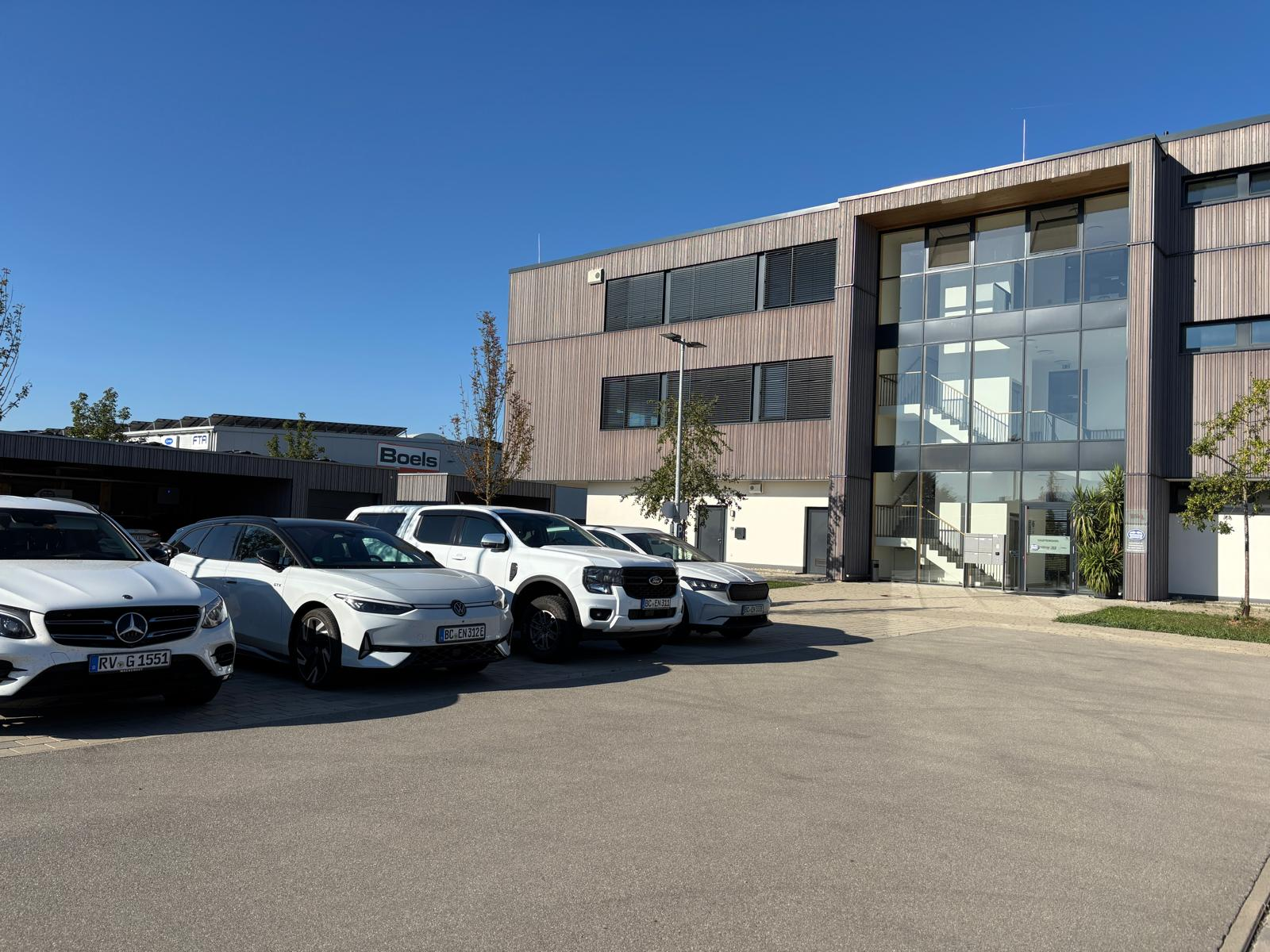 Bürogebäude und Parkplatz von Eneo Energie in Memmingen