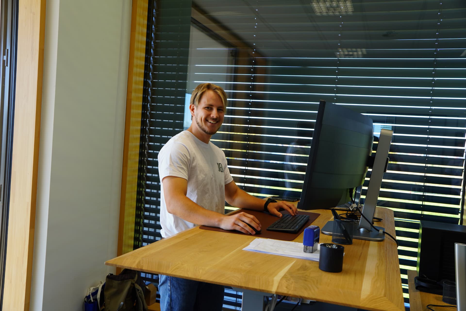 Teammitglied als Projektmanager bei der Arbeit am Schreibtisch