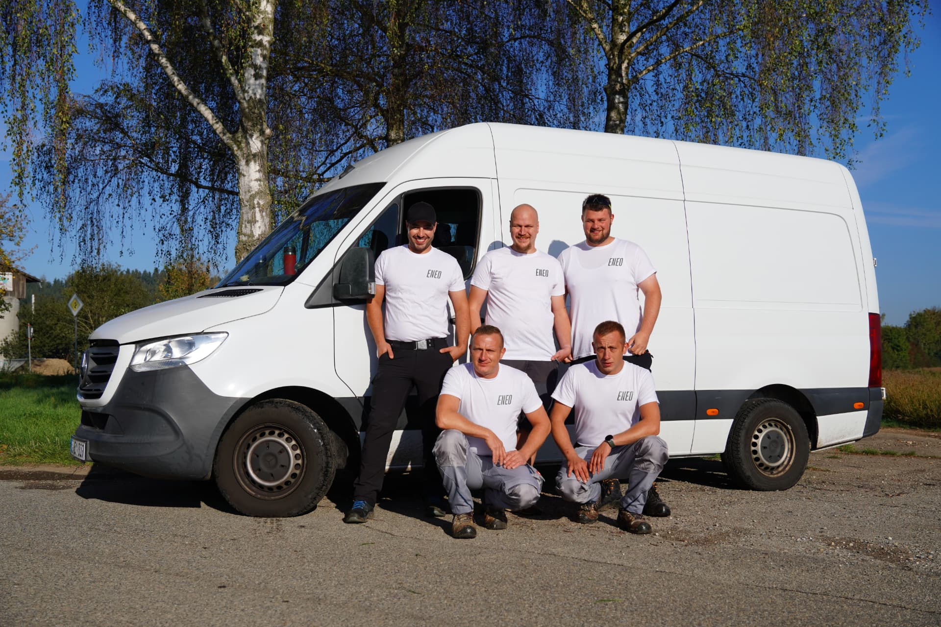 Eneo-Team an einer Photovoltaikanlage
