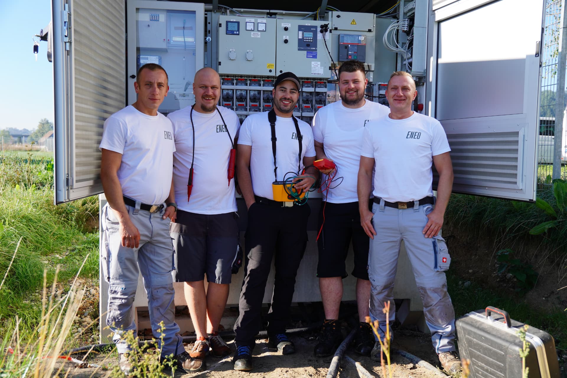 Eneo Service-Team vor dem Schaltschrank einer Photovoltaikanlage