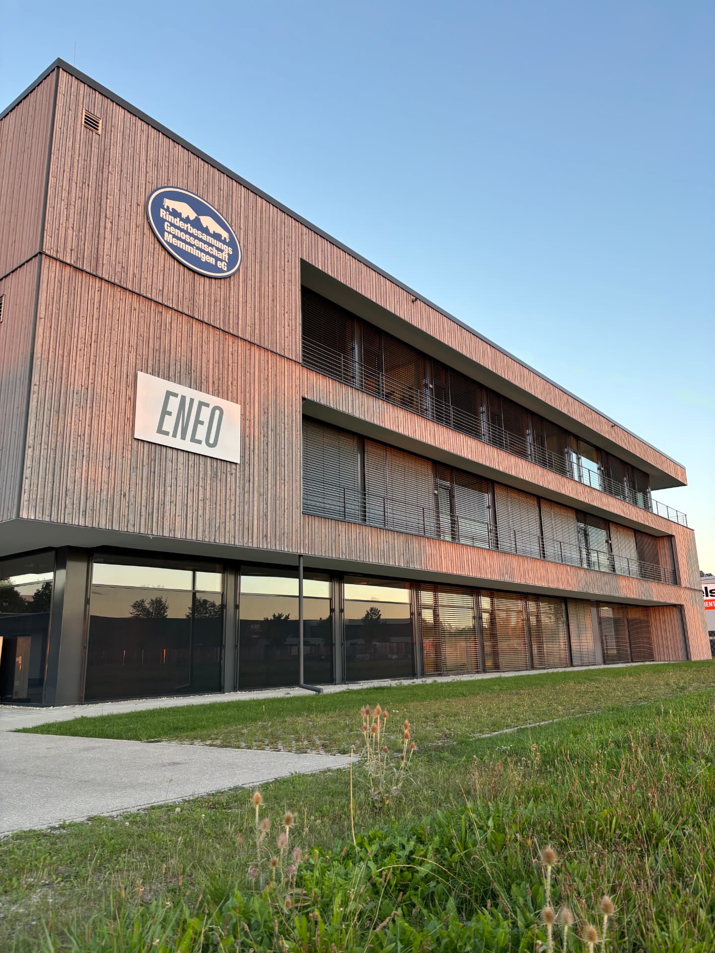 Das Eneo-Bürogebäude mit Holzfassade in Memmingen