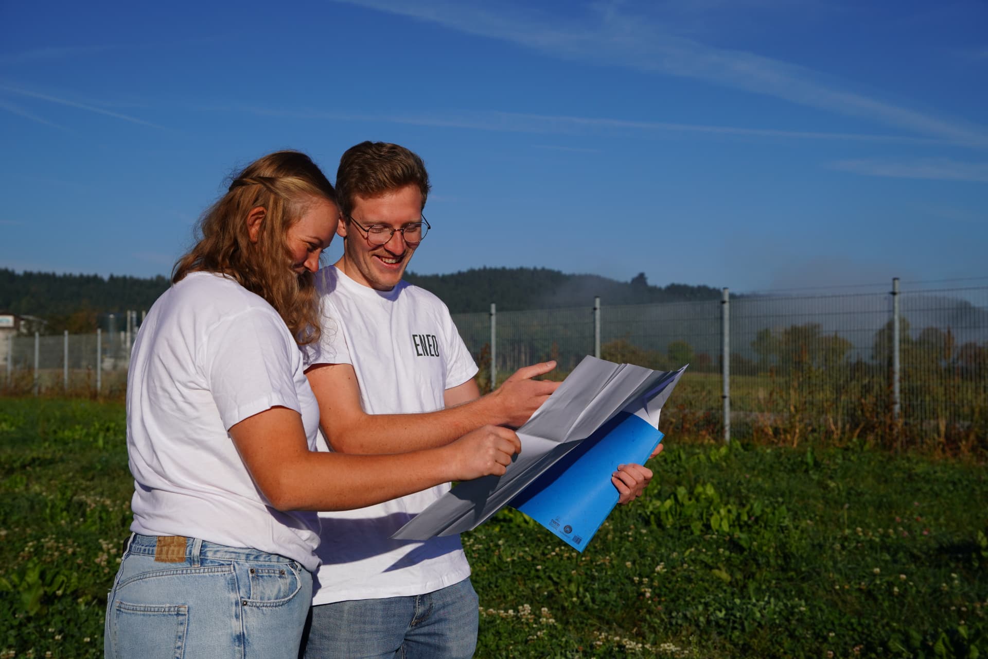 Landwirte und Anlagenbetreiber auf einer Agri-PV-Anlage